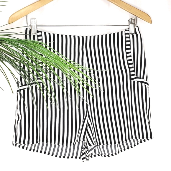 Leith Pants - Leith Striped Black White Shorts with Pockets